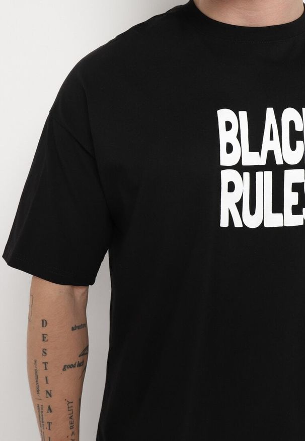 Born2be - Czarna Bawełniana Koszulka T-shirt z Nadrukiem po Obu Stronach Daven. Kolor: czarny. Materiał: bawełna. Długość rękawa: krótki rękaw. Długość: krótkie. Wzór: nadruk