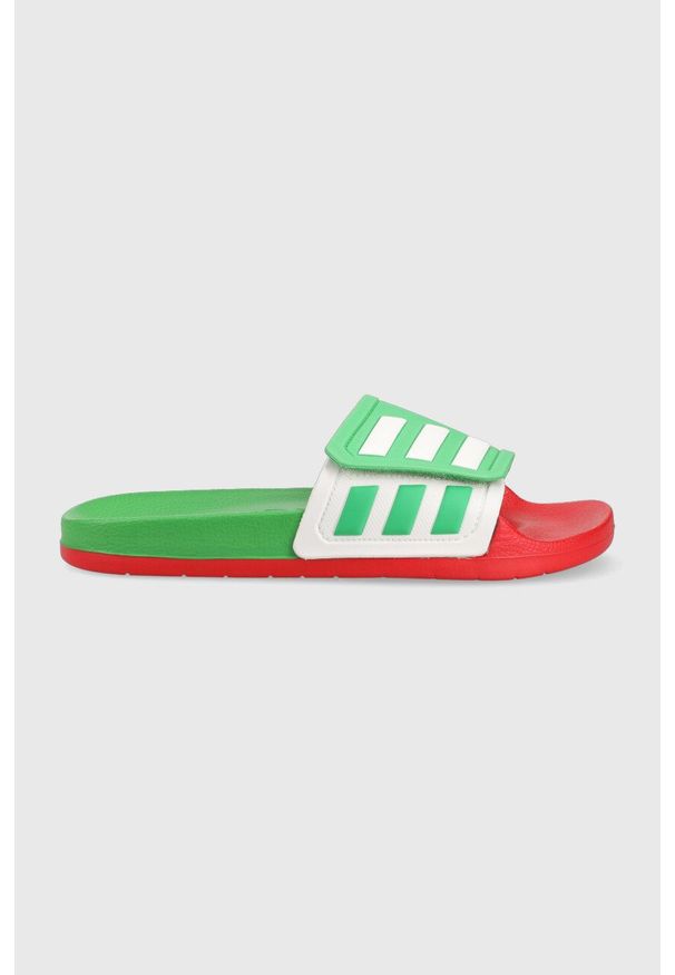 Adidas - adidas klapki kolor zielony. Kolor: zielony. Wzór: paski. Obcas: na obcasie. Wysokość obcasa: niski