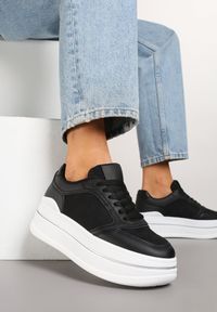 Renee - Czarne Sneakersy Streetwearowe na Platformie Ninelis. Okazja: na co dzień. Nosek buta: okrągły. Kolor: czarny. Materiał: jeans. Wzór: aplikacja. Obcas: na platformie