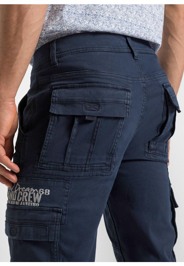 bonprix - Długie bermudy ze stretchem z kieszeniami cargo, regular fit. Kolor: niebieski. Długość: długie. Styl: elegancki