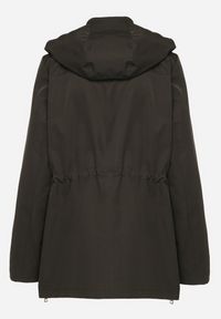 Born2be - Ciemnozielona Kurtka Parka z Odpinanym Kapturem i Ozdobnymi Suwakami Velotia. Okazja: na co dzień. Kolor: zielony. Materiał: koronka, jeans. Długość rękawa: długi rękaw. Długość: długie. Wzór: koronka. Styl: klasyczny, elegancki, casual #3