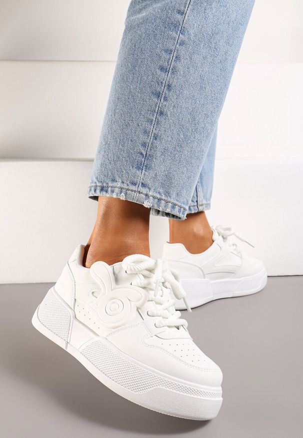 Renee - Białe Sneakersy na Niskiej Platformie z Wypukłą Ozdobą Irasa. Okazja: na co dzień, na spacer. Kolor: biały. Wzór: aplikacja. Obcas: na platformie. Sport: turystyka piesza