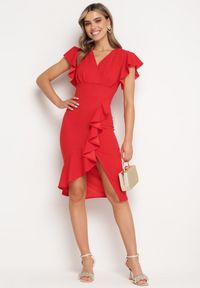 Born2be - Czerwona Dopasowana Sukienka z Kopertowym Dekoltem i Falbankami Leolani. Okazja: na co dzień. Typ kołnierza: kołnierz z falbankami. Kolor: czerwony. Materiał: jeans. Typ sukienki: kopertowe. Styl: casual, klasyczny #3