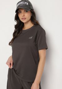Born2be - Ciemnoszary T-shirt z Małym Haftem Natavira. Okazja: na co dzień. Kolor: szary. Materiał: jeans. Wzór: haft. Styl: klasyczny, elegancki, casual