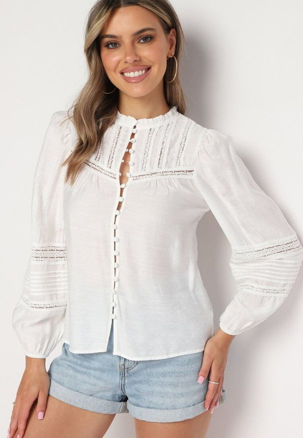 Born2be - Biała Wiskozowa Koszula z Koronkowymi Tasiemkami i Stójką Versa. Typ kołnierza: kołnierzyk stójkowy. Kolor: biały. Materiał: wiskoza, koronka. Wzór: koronka