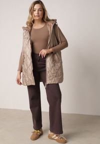 Born2be - Brązowa Pikowana Kamizelka o Długim Kroju z Nieodpinanym Kapturem w Romby Dephice. Okazja: na co dzień. Typ kołnierza: kaptur. Kolor: brązowy. Materiał: materiał, jeans. Długość: długie. Styl: elegancki, casual #8
