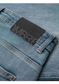 Ombre Clothing - Męskie spodnie jeansowe CARROT FIT z ozdobnymi zaszewkami – jasnoniebieskie V1. Kolor: niebieski. Materiał: jeans. Styl: retro, klasyczny #7