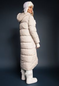 Renee - Jasnobeżowa Długa Kurtka Pikowana z Kapturem i Sznurkami Sassila. Okazja: na co dzień. Typ kołnierza: kaptur. Kolor: beżowy. Długość: długie. Styl: elegancki, casual #3
