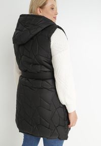 Born2be - Czarna Kamizelka Pikowana z Paskiem Dagalee. Okazja: na co dzień. Kolekcja: plus size. Kolor: czarny. Materiał: jeans, materiał. Długość: długie. Wzór: jednolity. Styl: casual #2