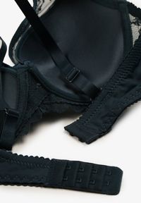 Renee - Ciemnozielony Usztywniany Biustonosz Full Cup z Subtelną Koronką Serumka. Kolor: zielony. Materiał: koronka. Wzór: koronka #3