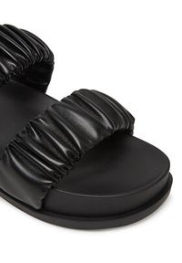Armani Exchange Klapki XDP062 XV926 00002 Czarny. Kolor: czarny. Materiał: skóra