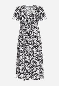 Born2be - Czarno-Biała Kopertowa Sukienka z Wiskozy z Gumką w Pasie i Materiałowym Paskiem Fazemia. Okazja: na co dzień. Kolor: czarny. Materiał: wiskoza, materiał. Długość rękawa: krótki rękaw. Typ sukienki: kopertowe. Styl: casual, elegancki #4