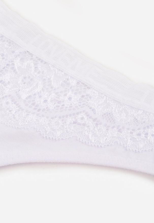 Born2be - Białe Majtki Stringi z Bawełną Ozdobione Koronką Thelanthe. Kolor: biały. Materiał: bawełna, koronka. Wzór: aplikacja, koronka