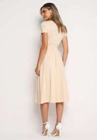 Born2be - Beżowa Taliowana Sukienka z Dekoltem na Zakładkę Quimadea. Okazja: na spotkanie biznesowe. Kolor: beżowy. Materiał: materiał. Wzór: aplikacja. Styl: biznesowy, elegancki #5