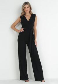 Born2be - Czarny Kombinezon z Kopertowym Dekoltem i Wiązaniem w Talii Vannessa. Kolekcja: dla wysokich. Kolor: czarny. Materiał: prążkowany, materiał. Długość: długie #1