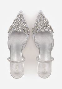 Renee - Srebrne Koronkowe Czółenka VICES na Szpilce z Odkrytą Piętą i Cyrkoniami Idaphei. Okazja: na imprezę. Nosek buta: szpiczasty. Zapięcie: pasek. Kolor: srebrny. Wzór: aplikacja. Materiał: koronka. Sezon: lato. Obcas: na szpilce. Styl: glamour, elegancki. Wysokość obcasa: średni #4