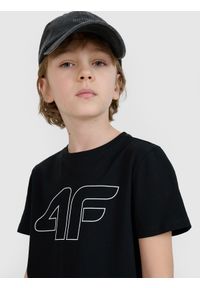 4f - T-shirt regular z nadrukiem dziewczęcy - czarny. Okazja: na co dzień. Kolor: czarny. Materiał: bawełna, jersey, dzianina. Długość rękawa: krótki rękaw. Długość: krótkie. Wzór: nadruk. Sezon: lato. Styl: sportowy, casual, klasyczny