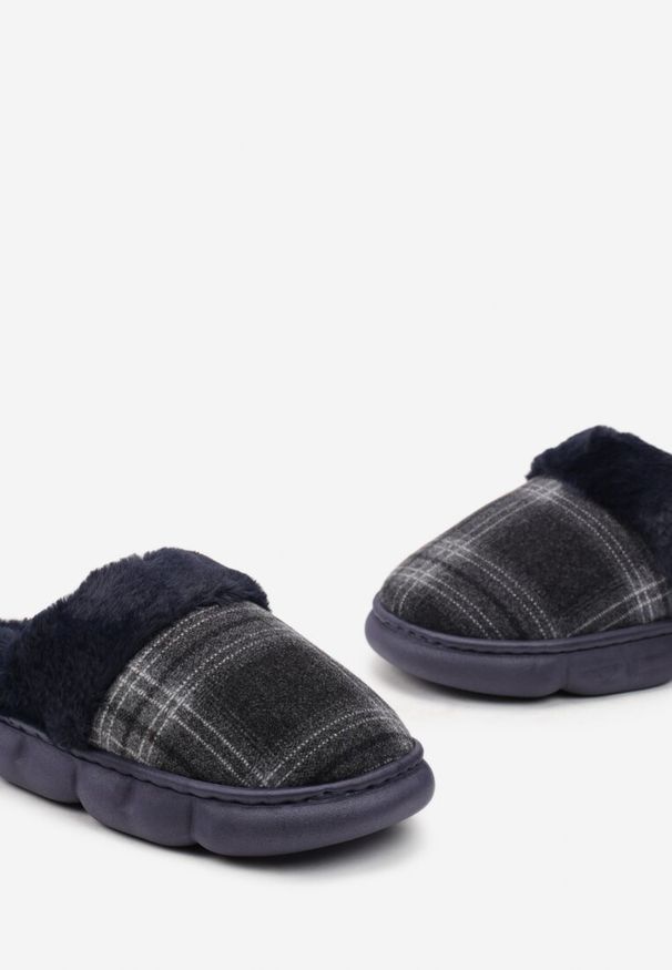 Born2be - Granatowe Wsuwane Kapcie w Kratkę z Futerkiem Kraline. Kolor: niebieski. Materiał: futro. Wzór: kratka