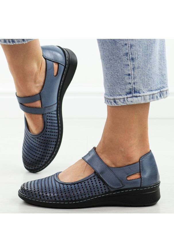 DEONI - Granatowe ażurowe skórzane Polskie półbuty damskie Deoni D125A. Okazja: na co dzień, na spacer. Zapięcie: rzepy. Kolor: niebieski. Materiał: skóra. Szerokość cholewki: normalna. Wzór: ażurowy. Sezon: wiosna, lato. Styl: casual, elegancki