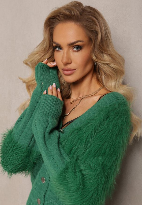 Renee - Ciemnozielony Kardigan z Włochatą Dzianiną Przy Dekolcie i Rękawach Saccina. Kolor: zielony. Materiał: dzianina. Długość: długie