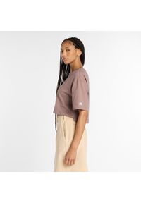 Koszulka damska New Balance WT53904EAS – brązowa. Kolor: brązowy. Materiał: bawełna. Wzór: kolorowy, napisy #3