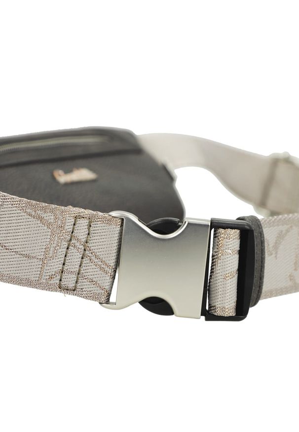 Torebka nerka damska Anekke, nerka z zamkiem błyskawicznym i regulowanym paskiem ozdobiona subtelnym nadrukiem oraz metalowym logo, beżowa, 42815-745. Kolor: beżowy. Wzór: nadruk, aplikacja