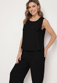 Born2be - Czarny Komplet Koszulka bez Rękawów z Guzikami i Luźne Spodnie 3/4 Ravialle. Kolor: czarny. Materiał: materiał