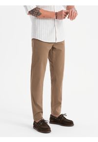 Ombre Clothing - Męskie spodnie chino REGULAR FIT z delikatną strukturą – ciemnobeżowe V2 - Rozmiar: L. Okazja: na co dzień. Kolor: beżowy. Materiał: tkanina, elastan, bawełna. Styl: klasyczny, casual #8