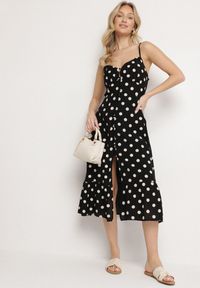 Born2be - Czarna Wiskozowa Sukienka w Kropki na Ramiączkach Zapinana na Guziki Katilane. Okazja: na co dzień. Typ kołnierza: dekolt w serek. Kolor: czarny. Materiał: wiskoza. Długość rękawa: na ramiączkach. Wzór: kropki. Sezon: wiosna, lato. Styl: elegancki, casual, klasyczny #2