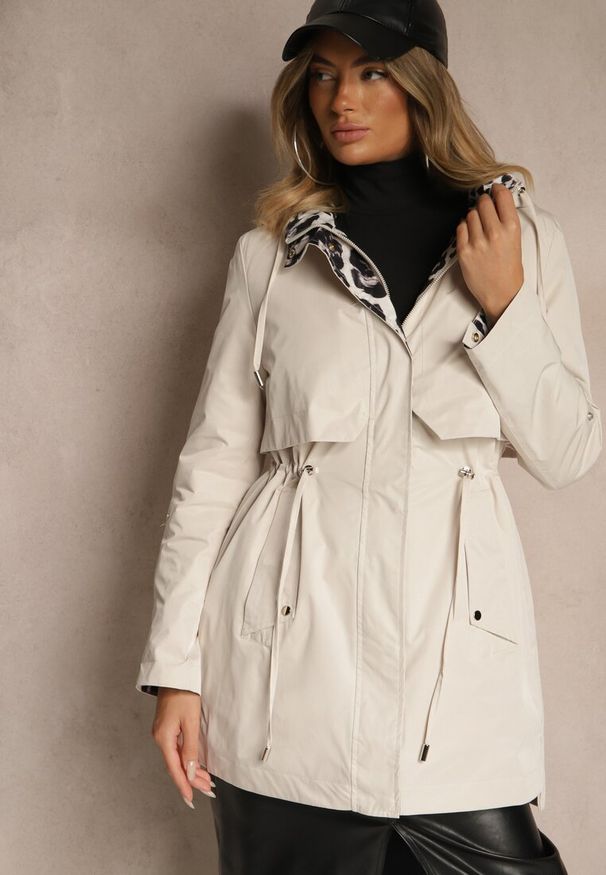 Renee - Jasnobeżowa Kurtka Parka Ozdobiona Sznurkami przy Odpinanym Kapturze Loriballe. Okazja: na co dzień. Kolor: beżowy. Materiał: jeans. Wzór: aplikacja. Sezon: jesień. Styl: casual