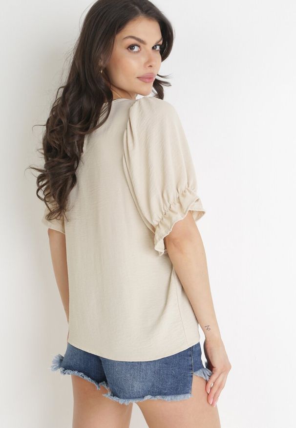 Born2be - Beżowa Bluzka z Krótkimi Bufiastymi Rękawami Harlen. Okazja: na co dzień. Kolor: beżowy. Długość rękawa: krótki rękaw. Długość: krótkie. Styl: boho, casual