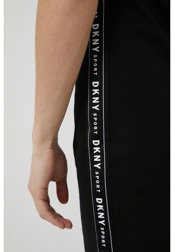 DKNY - Dkny sukienka kolor czarny mini dopasowana. Kolor: czarny. Materiał: dzianina. Długość rękawa: krótki rękaw. Typ sukienki: dopasowane. Długość: mini
