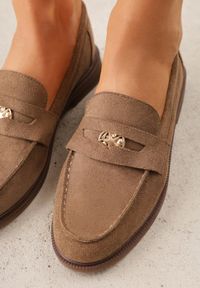 Born2be - Ciemnobeżowe Mokasyny VICES z Wkładką ze Skóry Naturalnej i Metaliczną Aplikacją Nanora. Nosek buta: okrągły. Kolor: beżowy. Materiał: skóra. Wzór: aplikacja. Obcas: na obcasie. Styl: klasyczny. Wysokość obcasa: niski #6