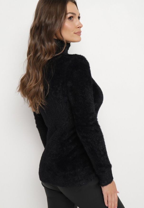 Born2be - Czarny Elastyczny Golf z Puszystej Tkaniny z Wełną Doulcet. Typ kołnierza: golf. Kolekcja: plus size. Kolor: czarny. Materiał: tkanina, wełna