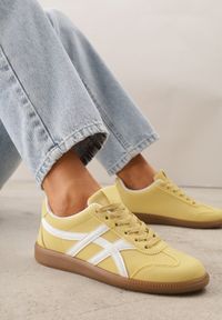 Renee - Żółte Sneakersy w Stylu Tenisówek Ozdobione Geometrycznymi Paskami Zitora. Okazja: na co dzień. Zapięcie: pasek. Kolor: żółty. Wzór: geometria, aplikacja #1