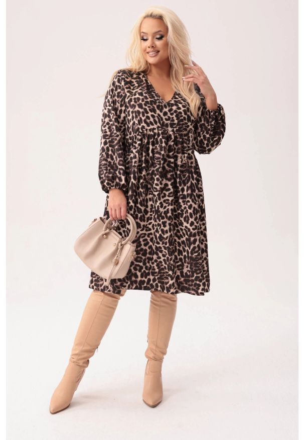 Moda Size Plus Iwanek - Sukienka Evita - modny zwierzęcy print i luźny fason PLUS SIZE XXL. Okazja: na co dzień. Kolekcja: plus size. Materiał: tkanina, elastan, poliester, materiał. Długość rękawa: długi rękaw. Wzór: motyw zwierzęcy, nadruk. Typ sukienki: dla puszystych. Styl: casual, elegancki. Długość: midi
