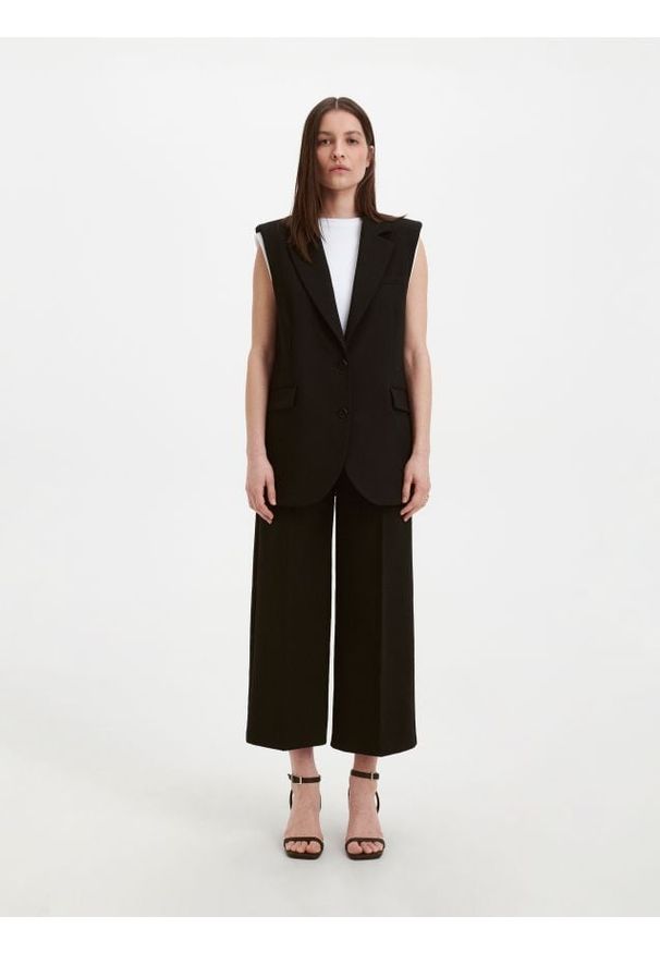 Reserved - Eleganckie spodnie z kantem - czarny. Kolor: czarny. Materiał: poliester, tkanina. Wzór: gładki. Styl: elegancki