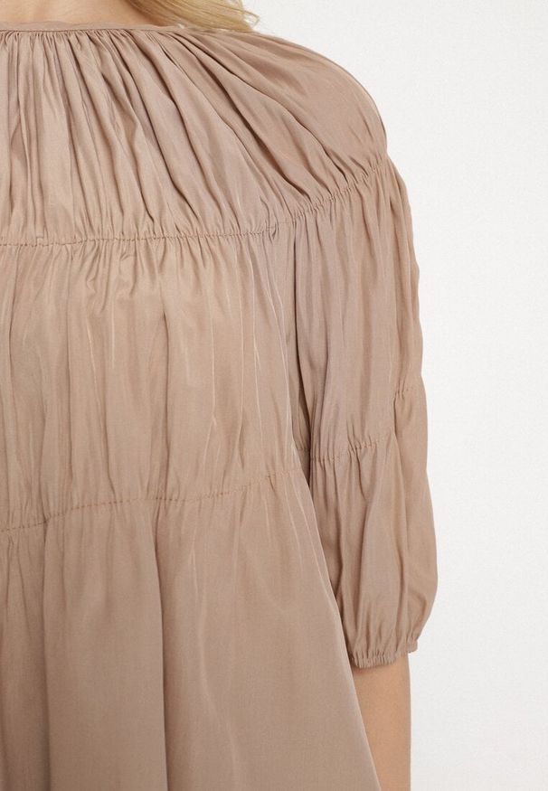 Born2be - Jasnobrązowa Bluzka z Ozdobnymi Marszczeniami i Rękawami w Gumkę z Wiskozą Wenessa. Okazja: na spacer. Kolor: brązowy. Materiał: wiskoza. Sezon: wiosna. Styl: klasyczny