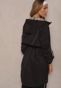 Renee - Czarna Kurtka Typu Parka ze Wzorzystymi Wstawkami w Kapturze i Podpinanych Rękawach Kailenna. Okazja: na co dzień, na spacer. Kolor: czarny. Materiał: dzianina, jeans. Styl: elegancki, casual #3