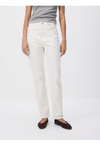 Reserved - Jeansy mom fit z dłuższą nogawką - złamana biel. Długość: długie