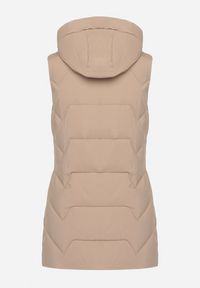 Born2be - Beżowa Długa Pikowana Kamizelka na Suwak z Kapturem Teriviana. Okazja: na spacer, na co dzień. Typ kołnierza: kaptur. Kolor: beżowy. Materiał: dzianina. Długość: długie. Styl: casual, klasyczny, sportowy #4