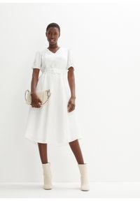 bonprix - Sukienka lniana z paskiem i ażurowym haftem. Kolor: biały. Materiał: len. Wzór: ażurowy, haft. Styl: elegancki #1