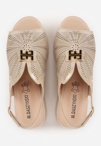 Born2be - Złote Skórzane Sandały na Koturnie z Perforacją i Metaliczną Aplikacją Zaehiesh. Okazja: na co dzień. Zapięcie: pasek. Kolor: złoty. Wzór: aplikacja. Materiał: skóra. Sezon: lato. Obcas: na koturnie. Styl: klasyczny, casual. Wysokość obcasa: średni #5