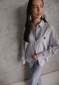 Renee - Niebieska Koszula z Bawełną w Paski z Haftowaną Aplikacją Serca Sewrona. Okazja: na co dzień. Kolor: niebieski. Materiał: bawełna. Wzór: aplikacja, haft, paski. Styl: casual, klasyczny #8