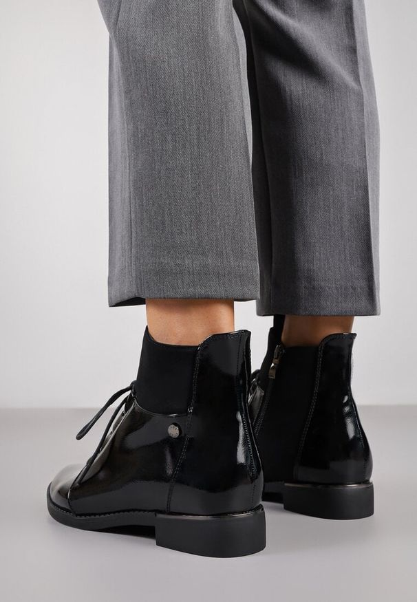 Born2be - Czarne Sznurowane Lakierowane Botki Vices z Elastycznymi Wstawkami Ganddie. Okazja: na co dzień, na randkę. Kolor: czarny. Materiał: lakier. Obcas: na obcasie. Styl: casual, klasyczny. Wysokość obcasa: niski