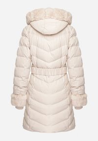 Born2be - Jasnobeżowa Pikowana Kurtka Zimowa z Paskiem i Futerkowymi Obszyciami z Możliwością Odpięcia Hedirra. Okazja: na co dzień. Kolor: beżowy. Materiał: futro, jeans. Długość rękawa: długi rękaw. Długość: długie. Sezon: zima. Styl: elegancki, casual #5