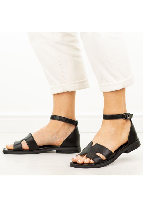 Czarne skórzane sandały damskie Vinceza 62305. Okazja: na co dzień. Zapięcie: pasek. Kolor: czarny. Materiał: skóra. Sezon: wiosna, lato. Styl: elegancki, casual, wizytowy