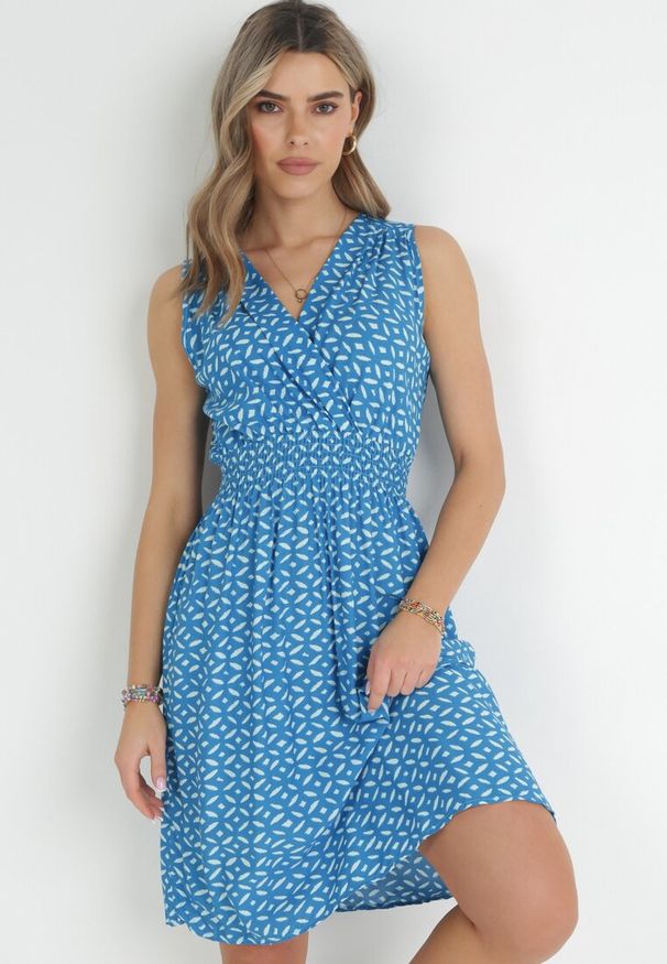 Born2be - Niebieska Sukienka Midi z Wiskozy z Cienkimi Gumkami w Pasie i Kopertowym Dekoltem Manni. Typ kołnierza: dekolt kopertowy. Kolor: niebieski. Materiał: wiskoza. Długość rękawa: bez rękawów. Wzór: kwiaty. Typ sukienki: kopertowe. Długość: midi