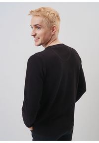 Ochnik - Czarny bawełniany sweter męski z logo. Kolor: czarny. Materiał: bawełna. Długość: długie. Wzór: aplikacja #2
