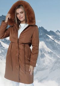 Born2be - Jasnobrązowa Kurtka Typu Parka z Kapturem i Odpinanym Kołnierzem Ściągana w Talii Semithira. Okazja: na spacer, na co dzień. Typ kołnierza: kaptur. Kolor: brązowy. Materiał: dzianina. Długość: długie. Wzór: aplikacja. Styl: casual, elegancki, klasyczny #1